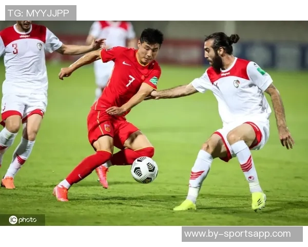 东体报道U22国足集训期间足协副主席许基仁亲临现场为球队加油助威